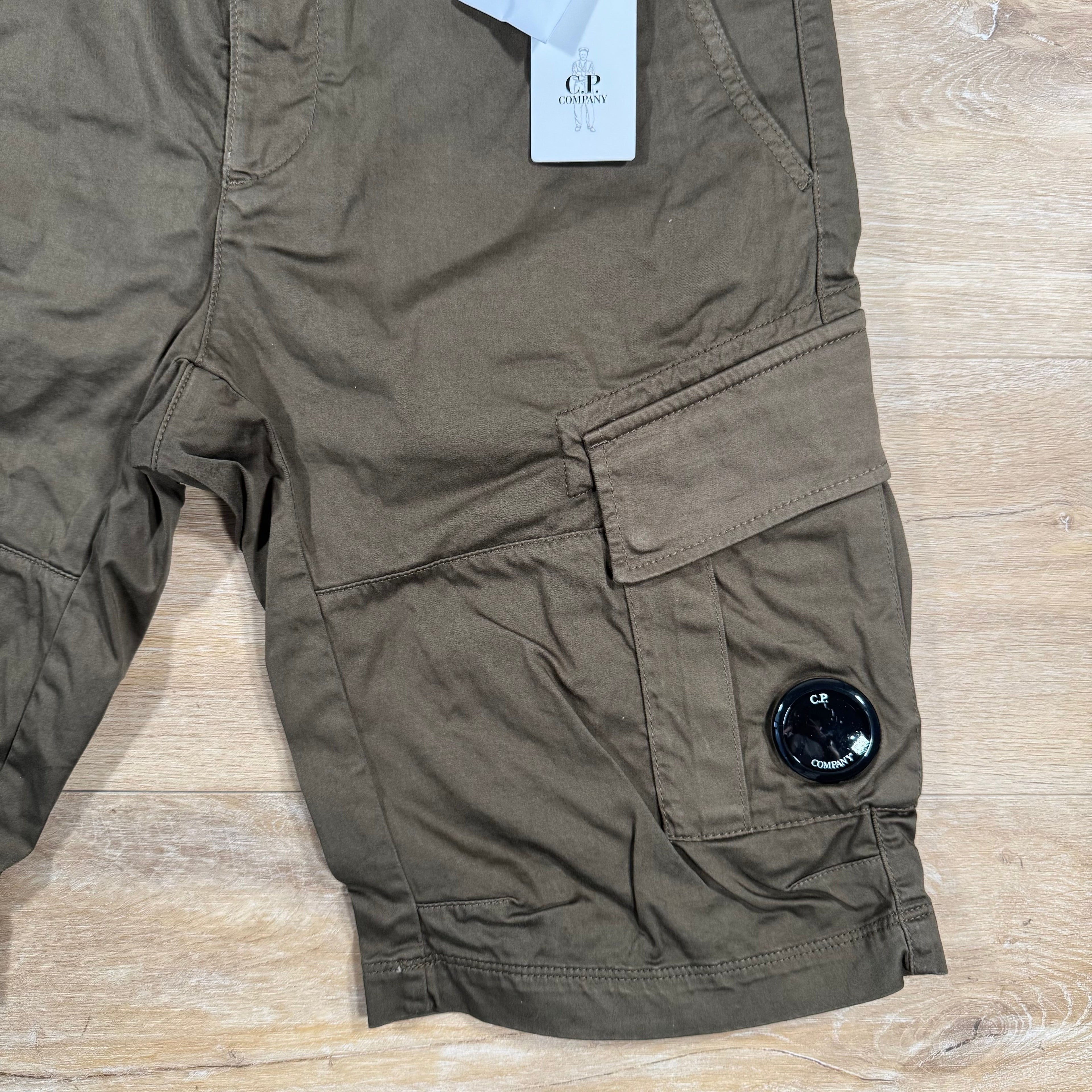 CP Company Stretch Sateen Lens Cargo Shorts in Ivy Green